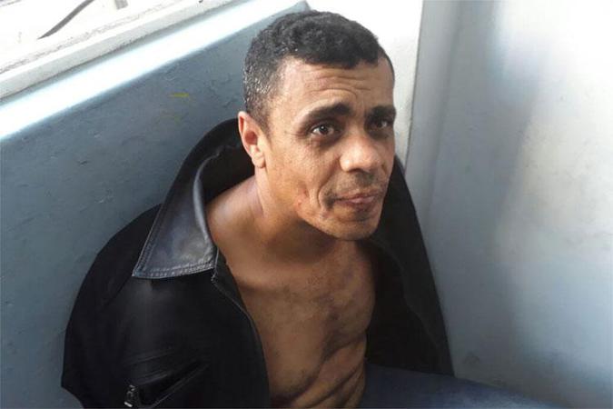 Adelio Bispo de Oliveira, de 40 anos, está detido em Juiz de Fora; ele esfaqueou o candidato durante caminhada pelas ruas da cidade Adelio Bispo de Oliveira, de 40 anos, está detido em Juiz de Fora; ele esfaqueou o candidato durante caminhada pelas ruas da cidade